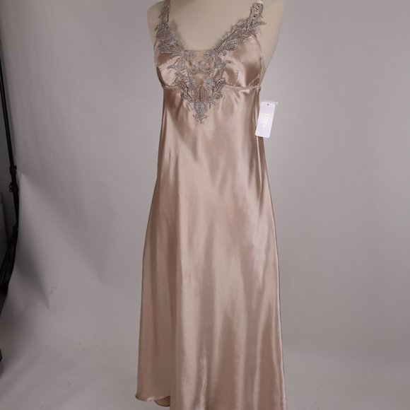 ❄ NWT Flora Nikrooz Taupe Silver Satin Lace Bridal Nightgown Lingerie Negligee S - Picture 7 of 12